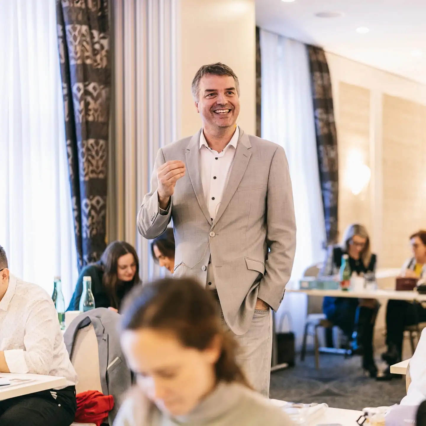 Dr. Med. Dent. Marián Sabo počas prednášky Sabo Orto Academy.