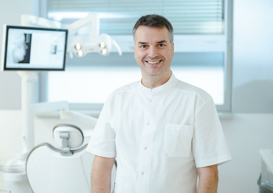 Dr. Med. Dent. Marián Sabo v ambulancii.